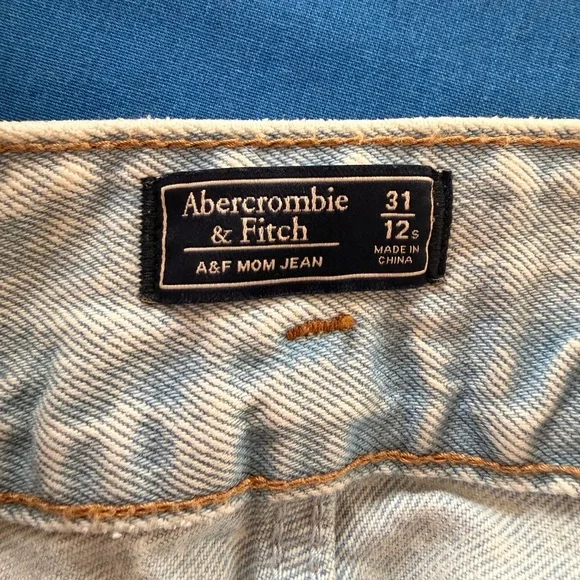 Abercrombie & Fitch NWOT High Rise Distressed Double Button Cropped Mom Jeans - Picture 4 of 5
